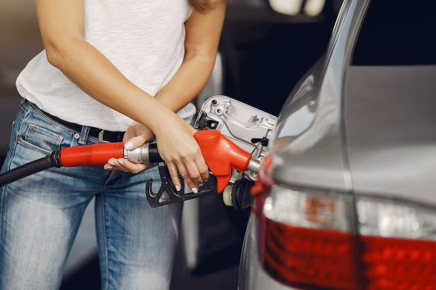 Причина увеличения расхода бензина в автомобиле: возможно, неисправность двигателя или неправильное использование топлива.